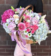 Цветочная композиция из Розы, Хризантемы, Пионы и Лизиантусы в корзине в Рудне Волгоградской области