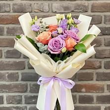 Букет цветов из:  Лизиантусы и Розы в Рудне Волгоградской области