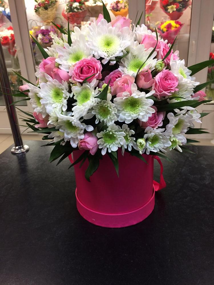 Цветочная композиция из Розы и Хризантемы в шляпной коробке в Рудне Волгоградской области