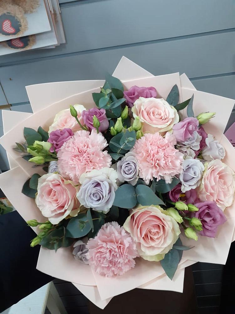 Букет цветов из: Розы, Гвоздики и Лизиантусы в Рудне Волгоградской области