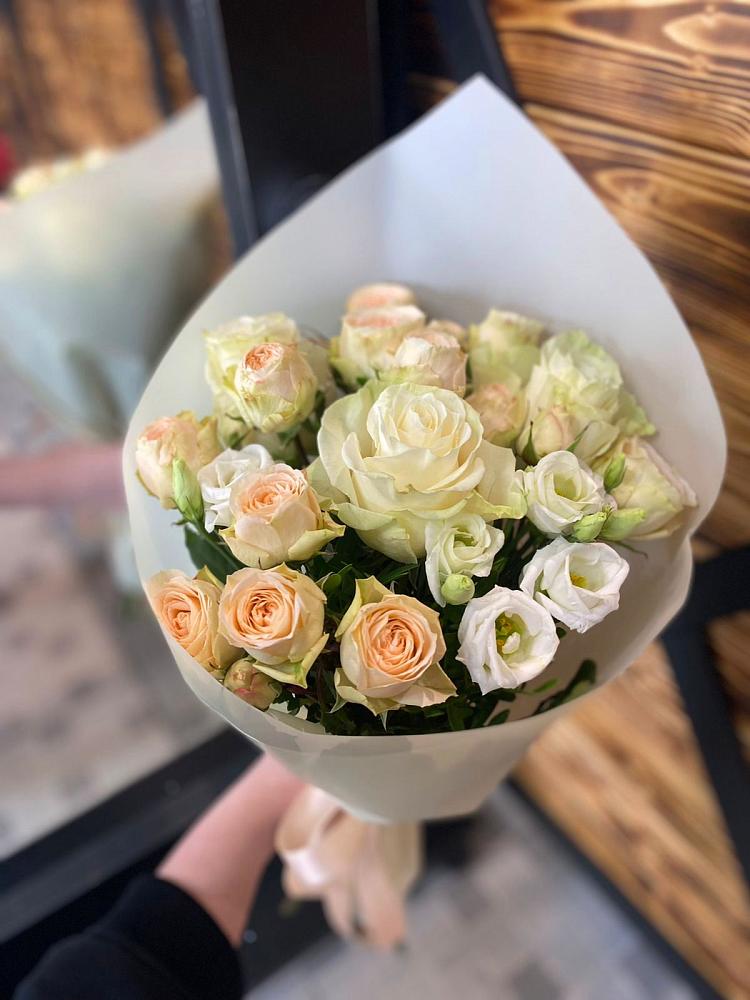 Букет цветов из: Розы и Лизиантусы в Рудне Волгоградской области